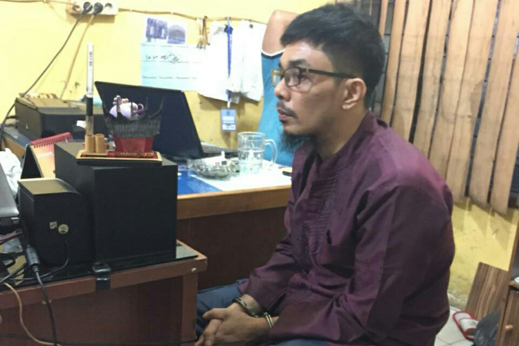 Tersangka AL menjalani pemeriksaan penyidik kepolisian setelah ditangkap petugas Lapas Pekanbaru karena memesan sabu-sabu dan dikirim melalui Gojek, Kamis (4/10/2018).