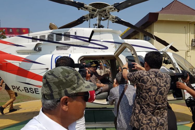 Gubernur Jawa Timur, Soekarwo, tiba di Sumenep menggunakan helikopter. 