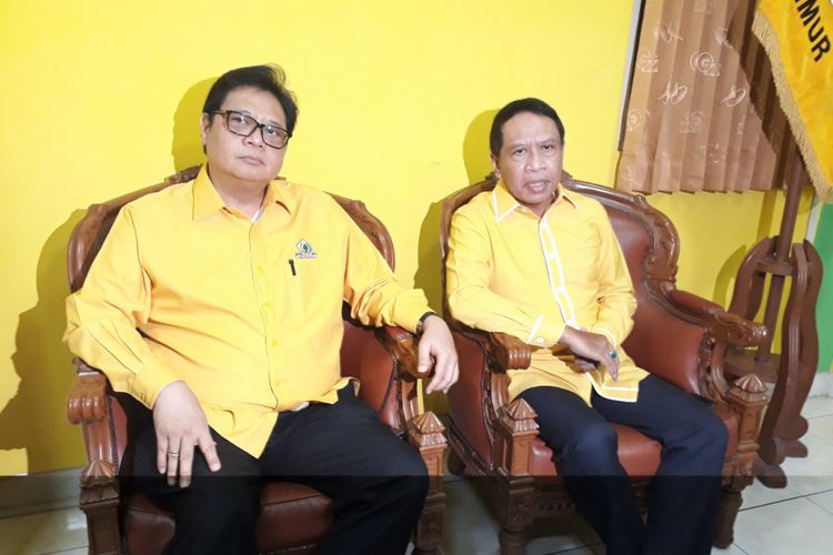 Ketua umum Partai Golkar Airlangga Hartarto (kiri) usai mengukuhkan Bapilu Partai Golkar di Surabaya, Senin (22/10/2018) malam