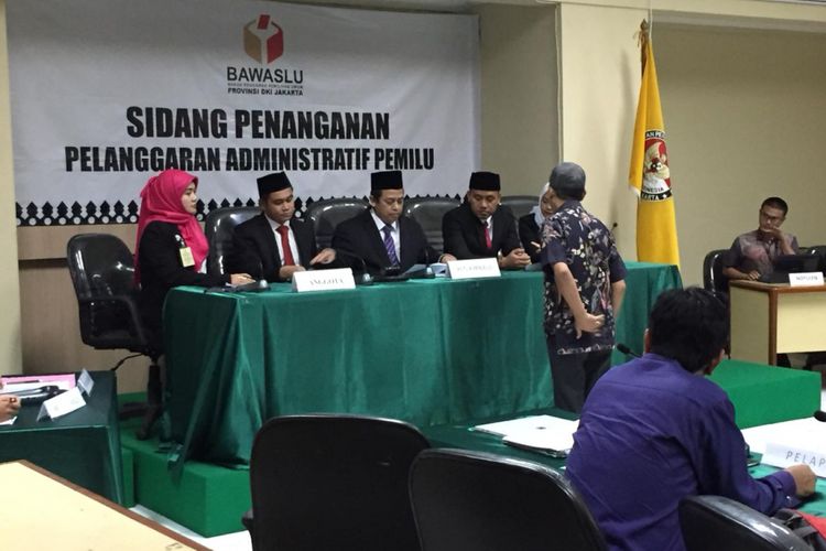 Pelapor menyerahkan berkas kesimpulan dalam sidang di Kantor Bawaslu DKI Jakarta, Kamis (25/10/2018).