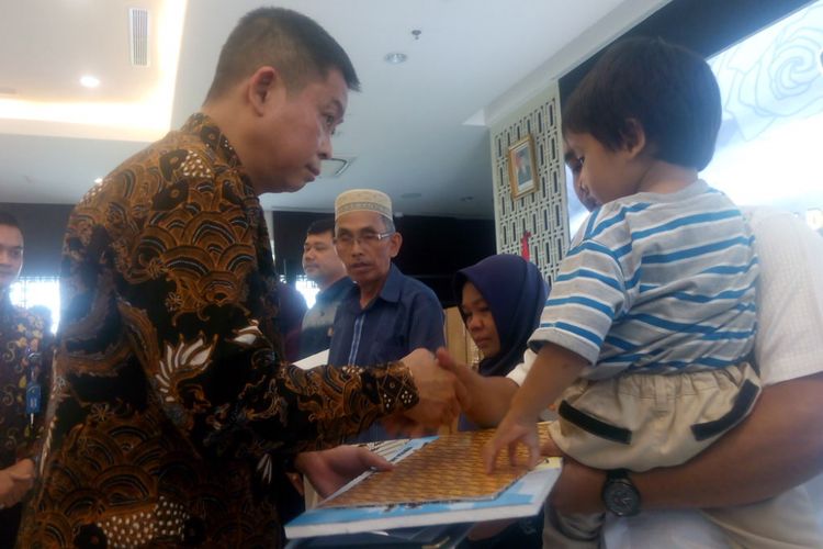 Menteri Energi dan Sumber Daya Mineral (ESDM) Ignasius Jonan memberikan santunan kepada keluarga korban kecelakaan pesawat Lion Air JT-610 di Gedung Sekretariat Jenderal Kementerian ESDM, Jakarta Pusat, Rabu (19/12/2018).