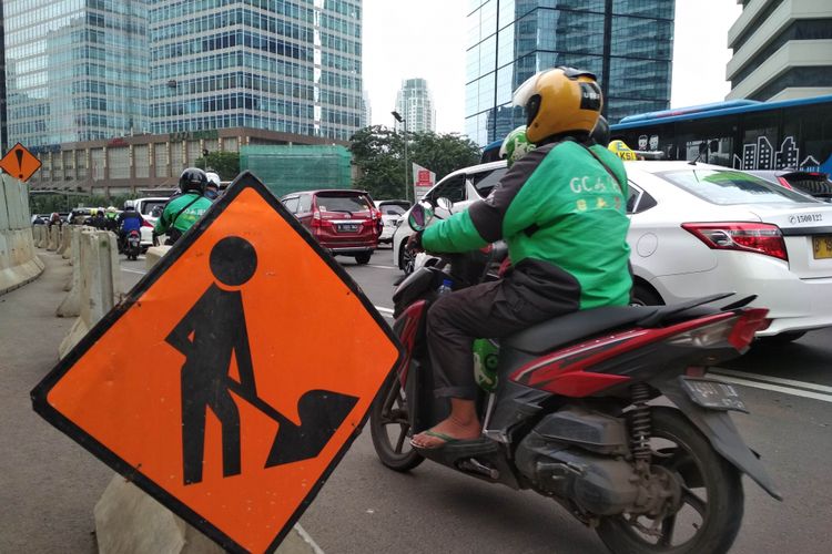 Penyempitan Jalan di Depan Gedung Midland Plaza, Jalan Jenderal Sudirman, Jakarta Pusat pada Jumat (18/1/2019)