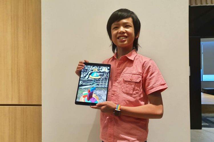 Programer cilik Yuma Soerianto menunjukkan aplikasi buatannya di iPad, Sabtu (19/1/2019).