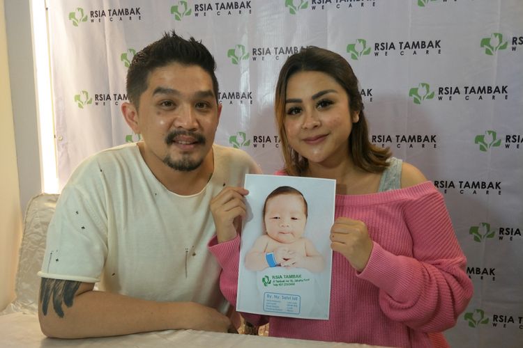 Penyanyi dangdut Selvi Kitty bersama sang suami, Rangga Ilham Suseno menunjukkan foto putra pertama mereka dalam jumpa pers di RSIA Tambak, Menteng, Jakarta Pusat, Selasa (19/2/2019).
