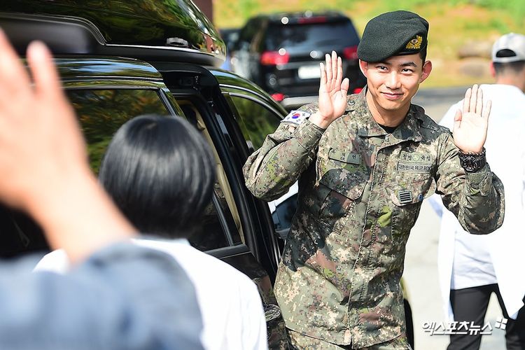 Aktor dan penyanyi K-pop Taecyeon melambaikan tangan kepada ratusan penggemar yang menyambut setelah dia menyelesaikan wajib militernya, Kamis (16/5/2019).