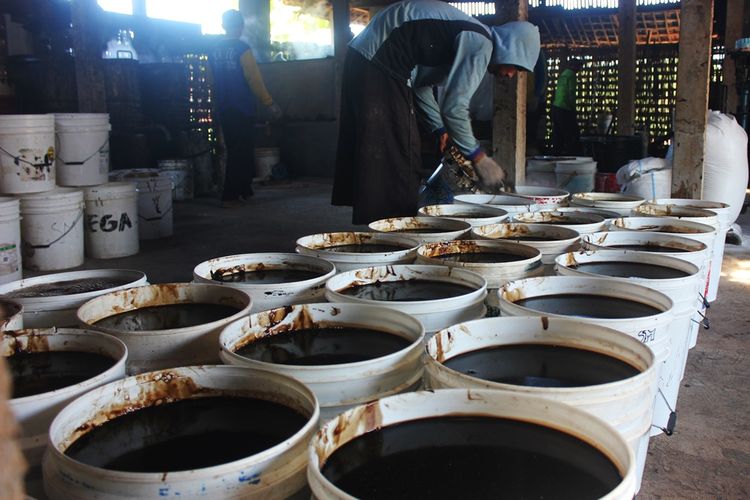 Selama bulan puasa pabrik janggelan Sumarni menghasilkan 400 ember 23 kilo yang dipasarkan sekitar Magetan hingga ke Kabupaten Klaten Jawa Tengah