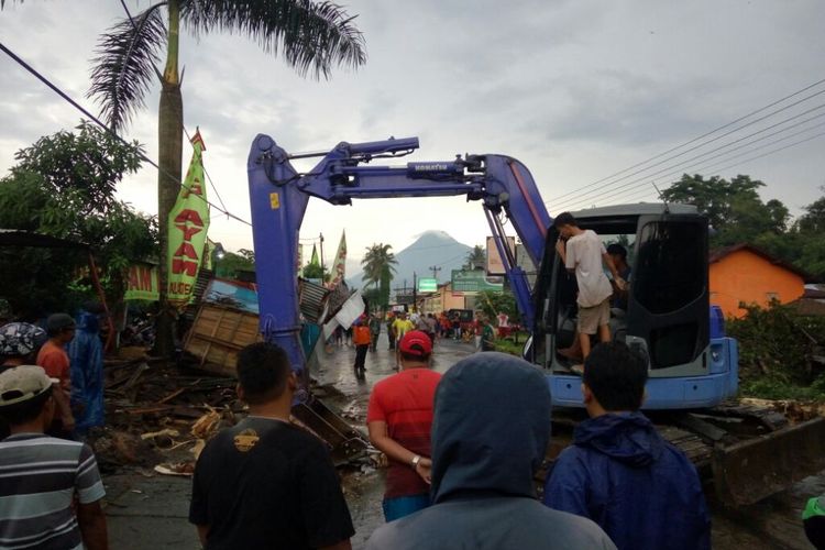 Alat berat diterjunkan untuk membantu evakuasi pohon tumbang dj Jalan Kaliurang KM 16