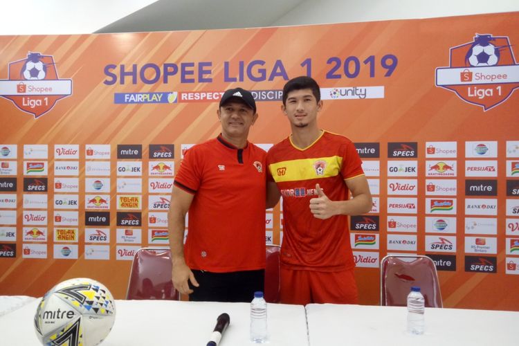 Pelatih Kalteng Putra, Mario Gomes De Olivera (kiri) bersama salah satu pemainnya, Kevin Gomes De Olivera saat sesi konferensi pers, di Stadion Madya, Kompleks GBK, Jakarta, Senin (19/8/2019).