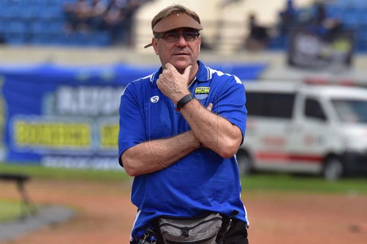 Pelatih Persib Bandung, Robert Rene Alberts. 