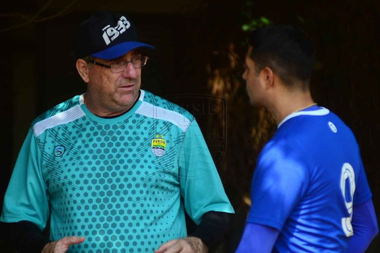 Pelatih Persib Bandung, Robert Rene Alberts, berbincang dengan Esteban Vizcarra (kanan) saat sesi latihan di Lapangan Saraga ITB, Bandung, Jawa Barat, Kamis (27/6/2019).