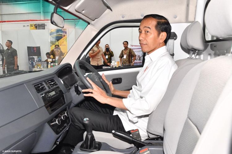 Presiden Jokowi mencoba mobil Esemka di pabrik Esemka di Boyolali, Jawa Tengah.