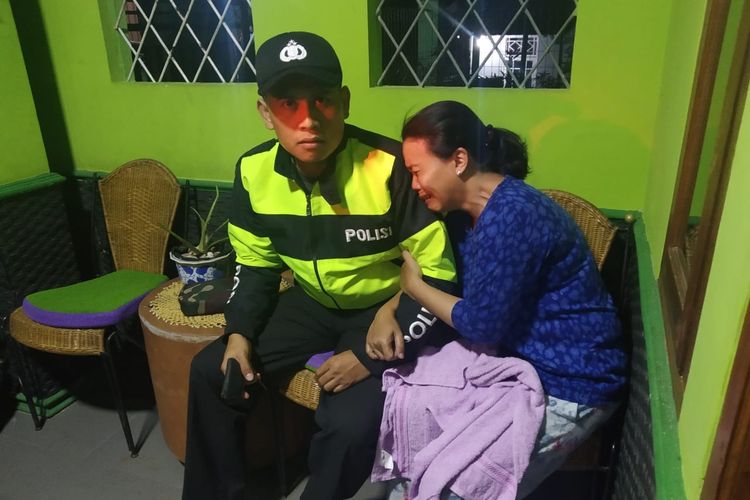 Yanti, istri Ketua KPU Cianjur, Jawa Barat terlihat syok setelah menjadi korban penyekapan di rumahanya, Kamis (23/05/2019) malam