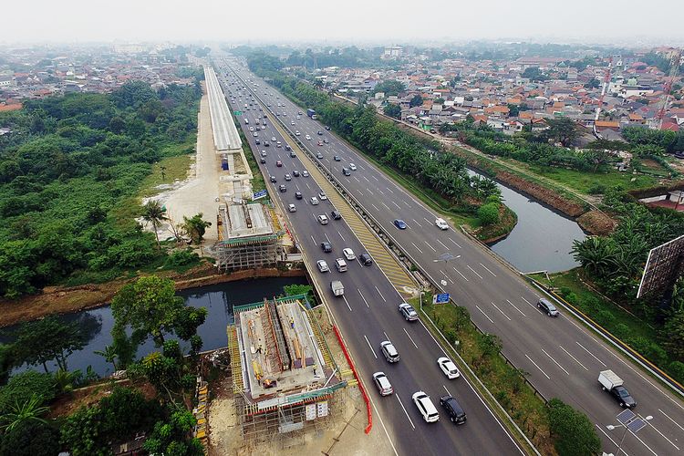 Salah satu ruas Jalan Tol Jagorawi disekitar Kampung Makasar, Jakarta, Jumat (7/7). Titik awal pembangunan Tol Jagorawi di Jakarta dimulai titik di sekitar sungai yang dilintasi tol tersebut.
Kompas/Heru Sri Kumoro (KUM)
07-07-2017
untuk jalan-jalan metro