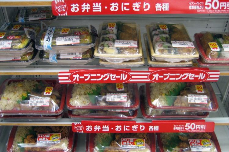 Bento diskon di minimarket Jepang. 