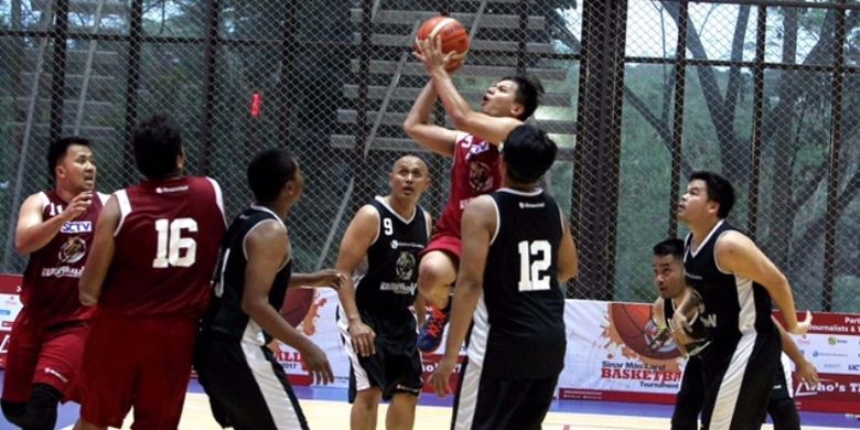 Tim basket CNN Indonesia dan SCTV Emtek lolos ke babak semifinal kategori media pada Sinar Mas Land Basketball Tournament (SMLBT) 2017 di The Breeze Arena Basketball, BSD City, Kamis (30/11).