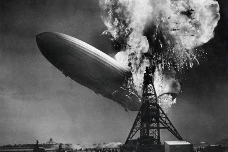 Hindenburg terbakar saat hendak mendarat di Lakehurst, New Jersey, 6 Mei 1937.