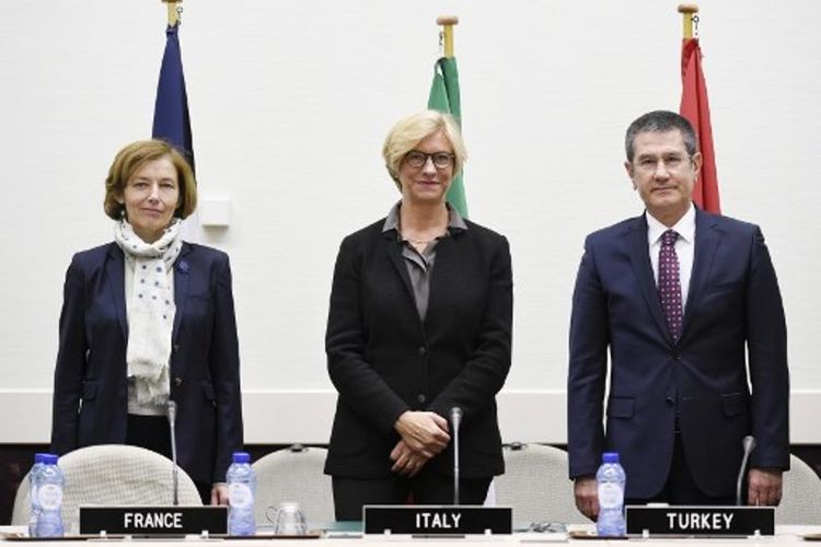 Menteri Pertahanan Perancis Florence Parly (paling kiri), Menteri Pertahanan Italia Roberta Pinotti (tengah), dan Menteri Pertahanan Turki Nurettin Canikli (paling kanan) saat penandatanganan kesepakatan rudal di sela-sela pertemuan NATO, Rabu (8/11/2017).