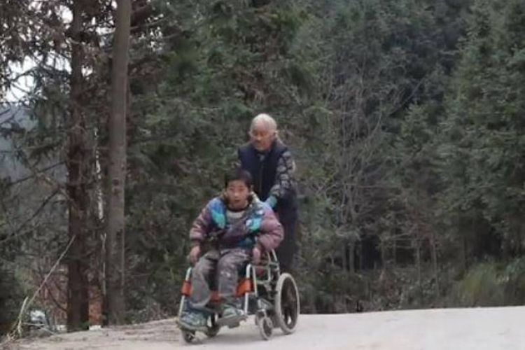 Setiap hari Shi Yuyin mendorong kursi roda cucunya ke sekolah. Perjalanan Yuying jika ditotal mencapai 24 kilometer sehari.