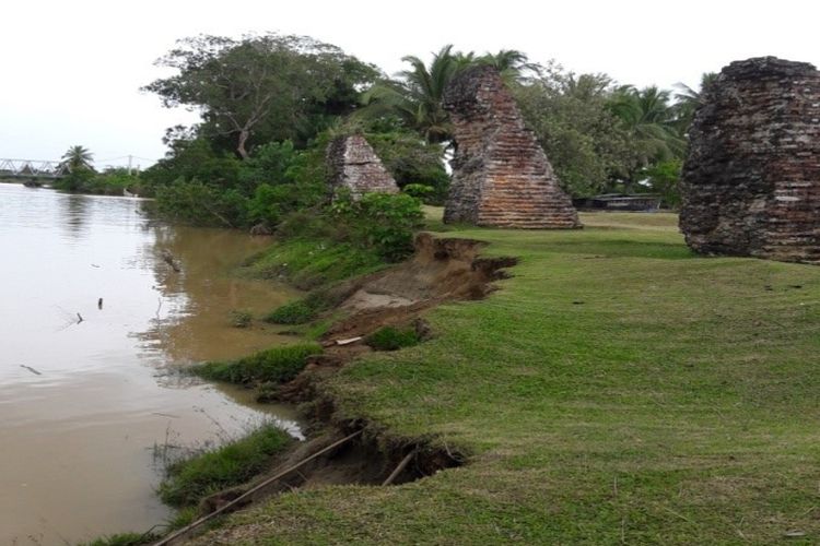 Puing bangunan Benteng Anna di Kabupaten Mukomuko, nyaris terendam akibat abrasi sungai.