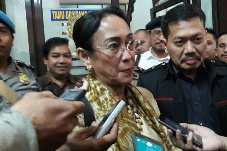 Sukmawati Soekarnoputri mendatangi  Kantor Kejaksaan Tinggi (Kejati) Jawa Barat, Jalan RE Martadinata, Kota Bandung, Selasa (16/5/2017). ‎ ‎