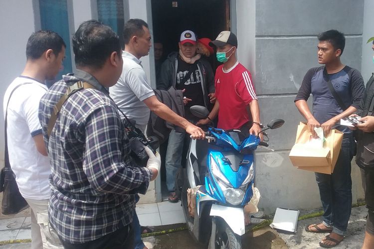 Pelaku, saat menunjukkan tempat pembunuhan. KOMPAS.Com/SLAMET PRIYATIN