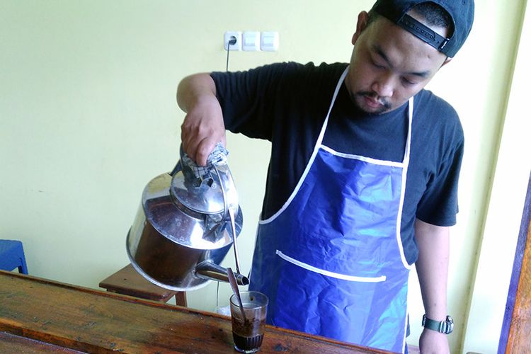 Galih Wibisono saat mempraktikkan pembuatan kopi geni di Kafe Geni Chicken & Coffee, Jalan Dewi Sekardadu, Kelurahan Ngargosari, Kecamatan Kebomas, Gresik, Jawa Timur, Selasa (10/4/2018).