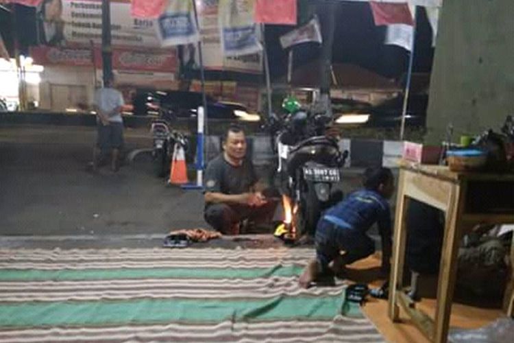 Salah seorang anggota komunitas Info Seputar Klaten, Ali, tengah memperbaiki motor pemudik. Selama musim mudik, komunitas ini membuka posko pelayanan gratis.