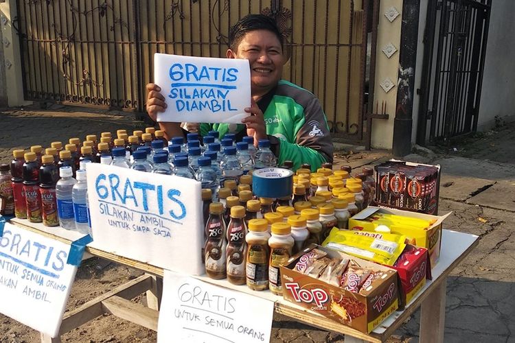 Sunandi (39), seorang driver ojek online yang membagikan makanan dan minuman gratis di Kecamatan Tebet, Jakarta Selatan.