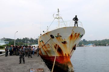 Kapal asing buronan Interpol berbendera Togo, Afrika, yang berhasil ditangkap TNI AL Lanal Sabang di perairan laut Aceh, ditunjukkan kepada wartawan, Sabtu (7/4/2018). Dalam kapal STS-50 Sea Breeze Andrey Dolgov STD No 2  itu TNI AL Lanal Sabang juga mengamankan 30 orang anak buah kapal (ABK) di antaranya 2 warga negara Australia, 8 warga Rusia dan 20 warga Indonesia.