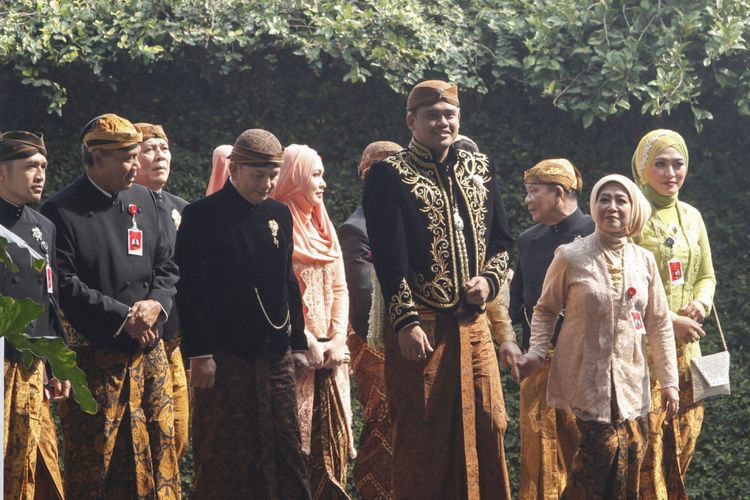 Menantu Presiden Joko Widodo, Bobby Nasution (keempat kanan) berjalan bersama keluarganya menjelang ijab kabul di Gedung Graha Saba, Sumber, Solo, Jawa Tengah, Rabu (8/11/2017).