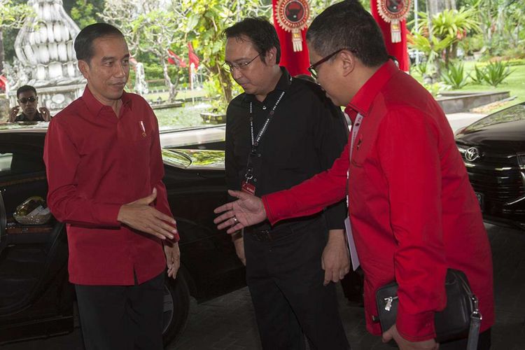 Presiden Joko Widodo (kiri) disambut oleh Sekjen DPP PDI-P Hasto Kristiyanto (kanan) dan Panitia Pengarah Rakernas PDI-P Prananda Prabowo dalam pembukaan Rakernas III PDI-P di Sanur, Bali, Jumat (23/2/2018). Presiden Jokowi yang juga kader PDI-P membuka sekaligus memberi arahan pada rakernas yang berlangsung 23-25 Pebruari tersebut.
