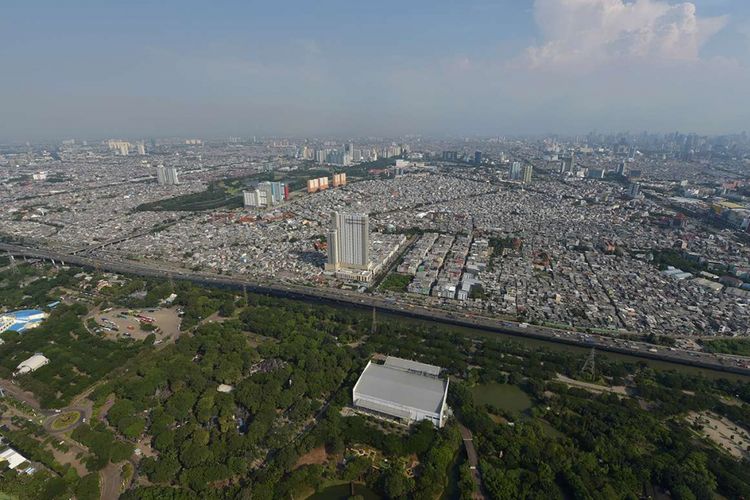 Pemandangan Kota Jakarta dilihat dari Helicity, helikopter milik PT Whitesky Aviation, saat mengudara di langit Jakarta, Kamis (29/3/2018). 
