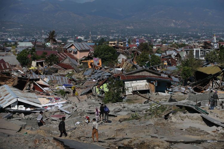 Warga dibantu petugas mencari korban gempa bumi Palu di Perumnas Balaroa, Palu, Sulawesi Tengah, Senin (1/10/2018). Gempa bumi dan tsunami di Palu dan Donggala, Sulawesi Tengah mengakibatkan 832 orang meninggal.