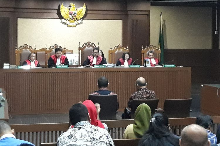 Freddy Latumahina selaku Ketua DPP Partai Golkar Bidang Organisasi dan Melki Laka Lena selaku Ketua DPD I Partai Golkar Nusa Tenggara Timur (NTT) bersaksi di Pengadilan Tipikor Jakarta, Senin (19/3/2018).
