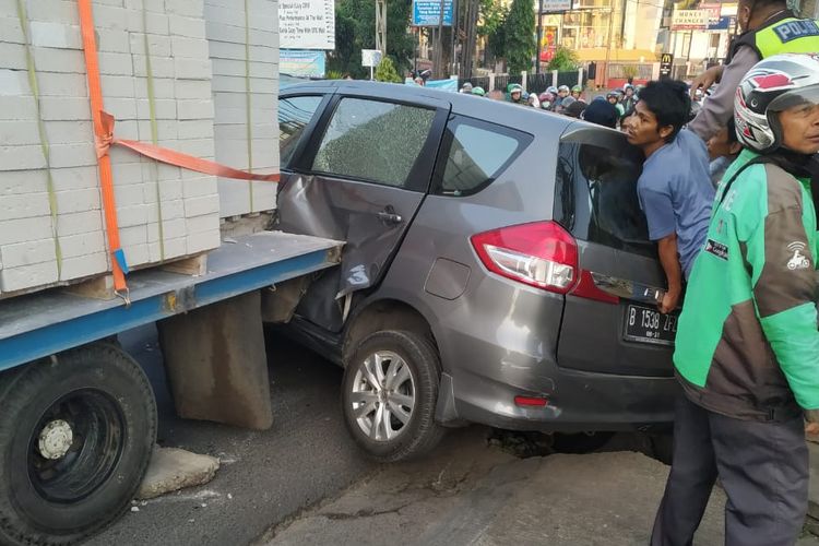 Kecelakaan di jalan Raya Sawangan, Depok, Kamis (18/7/2019).