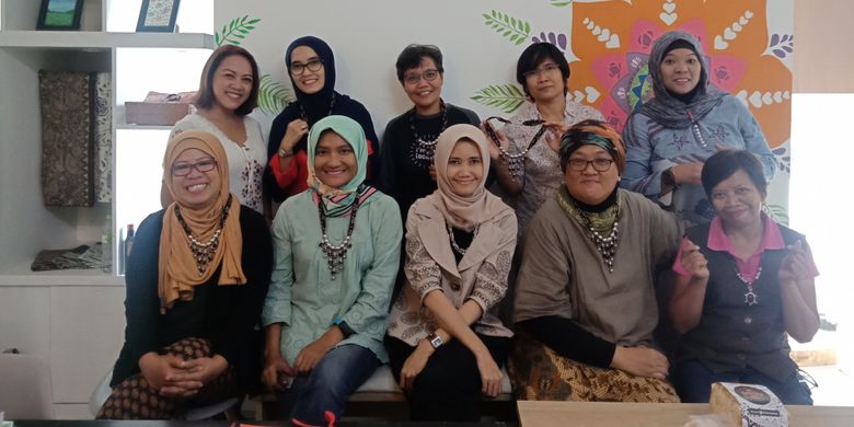 Beberapa peserta yang mengikuti workshop Kawanmain.co tentang membuat kalung kain nusantara, akhir pekan lalu di studio Kawanmain.co.