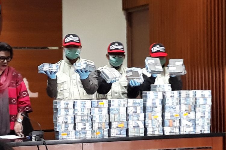 Penyidik menunjukkan barang bukti berupa uang Rp 2,8 miliar dalam pecahan Rp 50.000 dalam jumpa pers di Gedung KPK Jakarta, Jumat (9/3/2018).