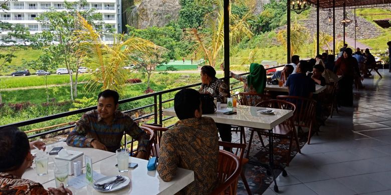 Suasana areal makan menghadap sawah, di resto Bebek Tepi Sawah di Ciloto, Puncak, Cianjur, Jawa Barat resmi dibuka, Minggu (15/4/2018).