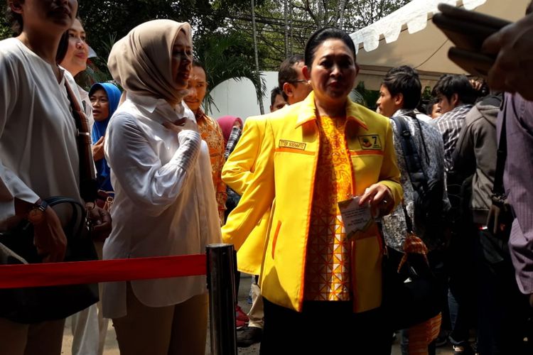 Politisi Partai Berkarya Siti Hediyati Hariyadi alias Titiek Soeharto turut hadir dalam proses pendaftaran capres-cawapres Prabowo Subianto-Sandiaga Uno di kantor KPU, Jalan Imam Bonjol, Jakarta, Jumat (10/8/2018).