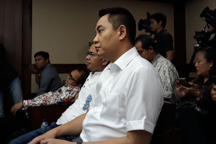 Fayakhun Andriadi duduk di kursi terdakwa di Pengadilan Tipikor Jakarta, Rabu (21/11/2018).