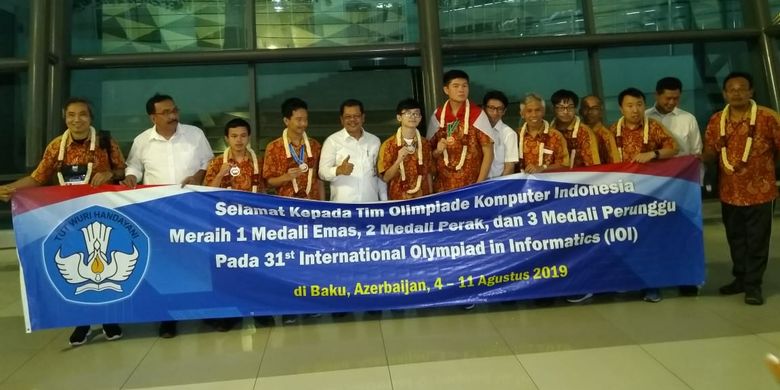 Rombongan Tim Olimpiade Informatika Indonesia tiba kembali ke tanah air pada hari Senin, 12 Agustus 2019 Soekarno Hatta - Jakarta dan disambut langsung Direktur Pembinaan SMA Purwadi Sutanto dan Kasubdit Peserta Didik Juandanilsyah.
