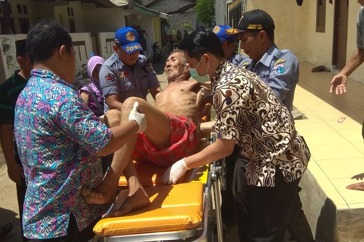 Dinsos Jakarta Timur menindaklanjuti laporan adanya lansia sakit yang terlantar, Kamis (4/1/2018).