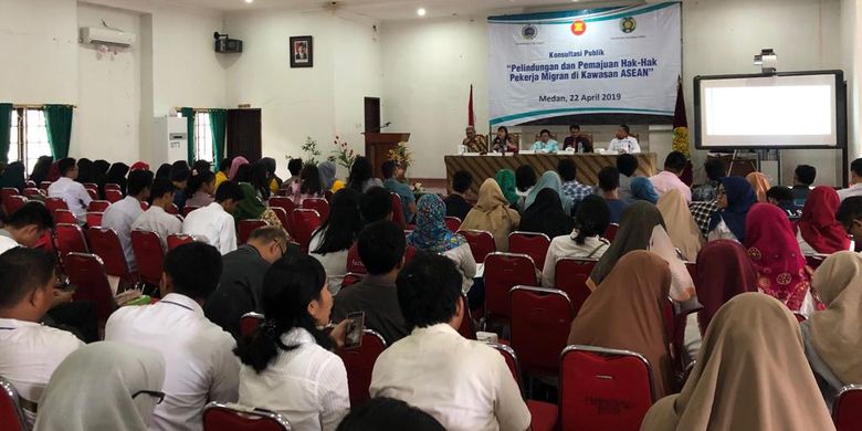 Direktorat Jenderal Kerja Sama ASEAN Kemenlu bersama Pusat Studi ASEAN Universitas Sumatera Utara (USU) Medan menggelar konsultasi publik 22 ? 23 April 2019 guna meningkatkan awareness mengenai pelindungan dan pemajuan Pekerja Migran Indonesia (PMI).