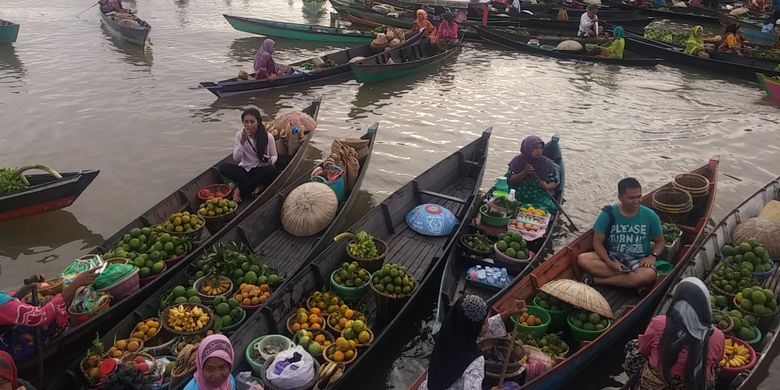 Suasana pasar apung di Lok Baintan, Banjarmasin, Kalimantan Selatan, Selasa (17/10/2017).