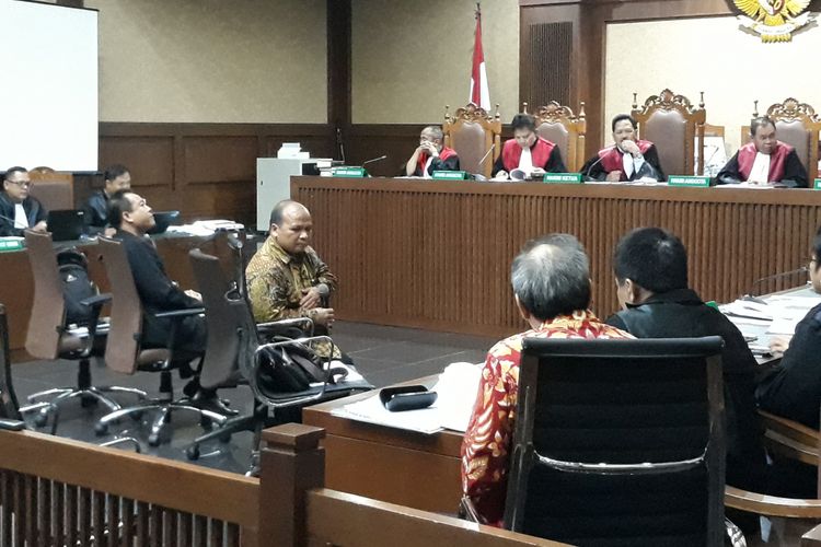 Mantan Kepala Pusat Pelaporan dan Analisis Transaksi Keuangan (PPATK), Yunus Husein dihadirkan sebagai ahli dalam sidang perkara korupsi pengadaan e-KTP di Pengadilan Tindak Pidana Korupsi Jakarta, Selasa (9/10/2018).