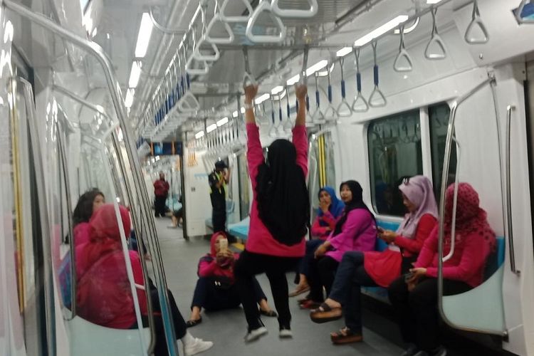 Sejumlah penumpang menunjukkan perilaku tidak tertib selama masa uji coba publik MRT Jakarta. Foto beredar luas di media sosial. 