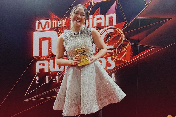 Marion Jola usai menerima penghargaan Best New Asian Artist Indonesia dari MAMA 2018 di Korea Selatan, Senin (10/12/2018).