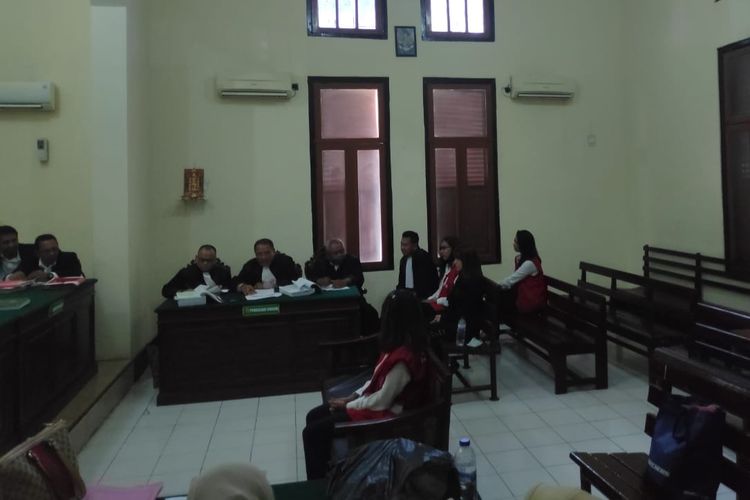 Sidang tertutup mucikari artis VA di PN Surabaya, Senin (8/4/2019)