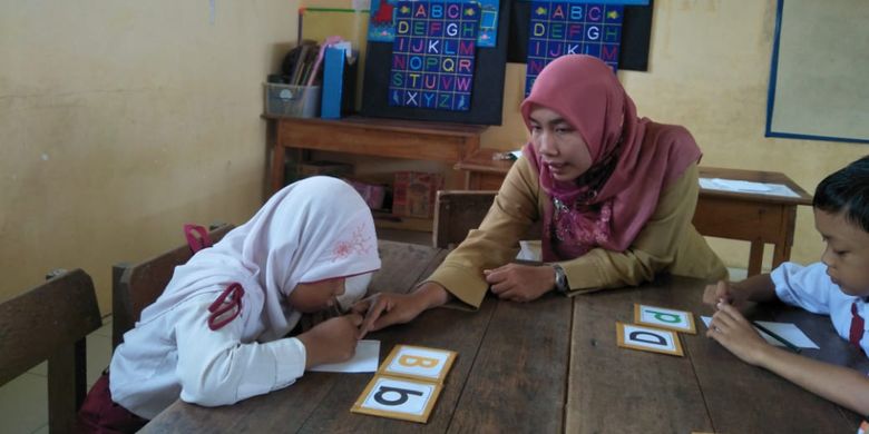 Zuliawati Ninggsih, Guru SDN 004 Malinau Kota, Kabupaten Malinau membimbing anak yang lamban membaca dengan menggunakan kartu huruf. Penggunaan metode ini dinilai berhasil membantu anak lebih cepat membaca.