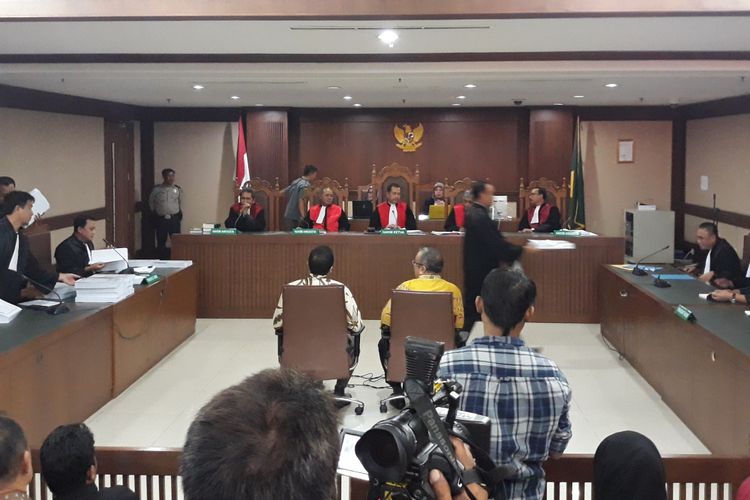 Wali Kota nonaktif Kendari Adriatma dan mantan Wali Kota Kendari, Asrun di Pengadilan Tipikor Jakarta, Rabu (3/10/2018).
